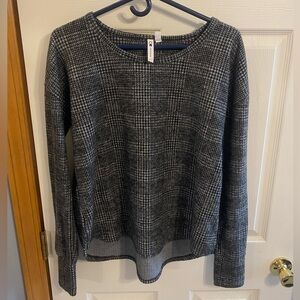 Has thumb holes on sleeves